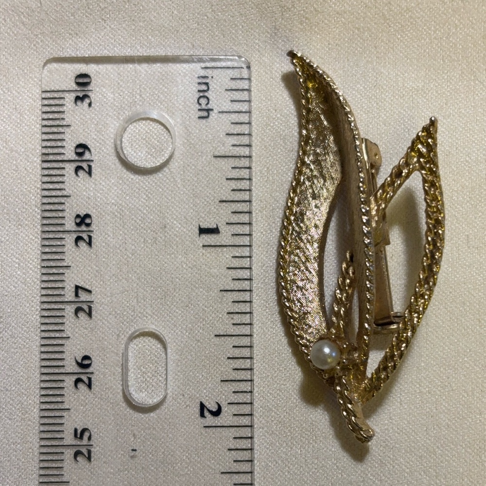 Vintage Gold Textured Leaf Brooch Pin with Pearl Accent - Picture 5 of 5